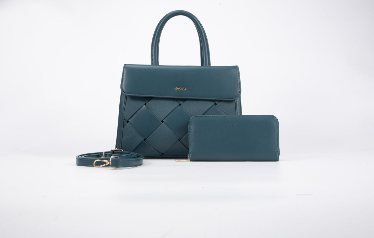 • Set consisting of a medium-sized handbag with an elegant green design and a large wallet