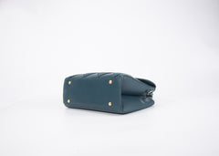 • Set consisting of a medium-sized handbag with an elegant black design and a large wallet