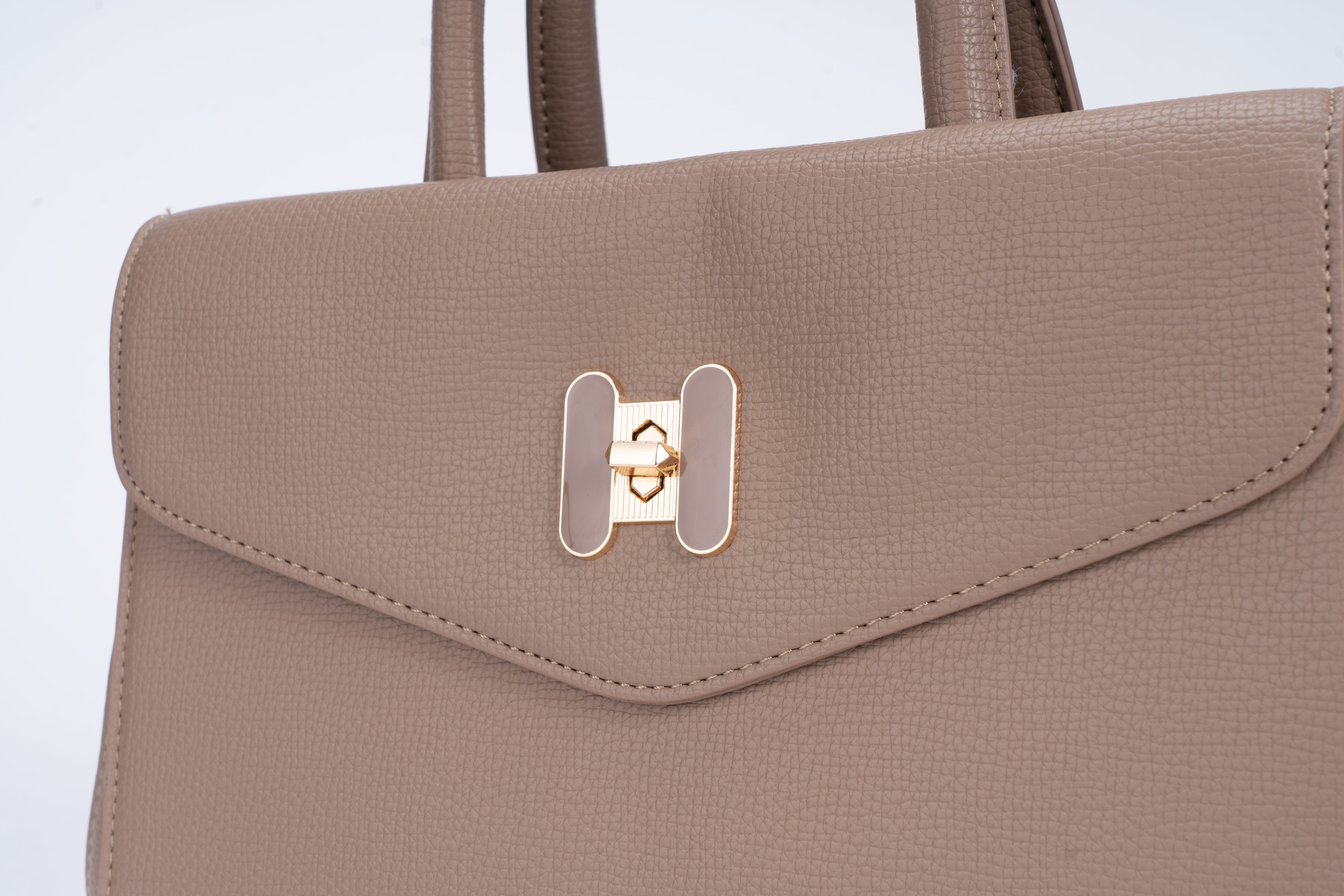 Set consisting of a medium-sized women's handbag with an extremely attractive and elegant design and a large Brown wallet