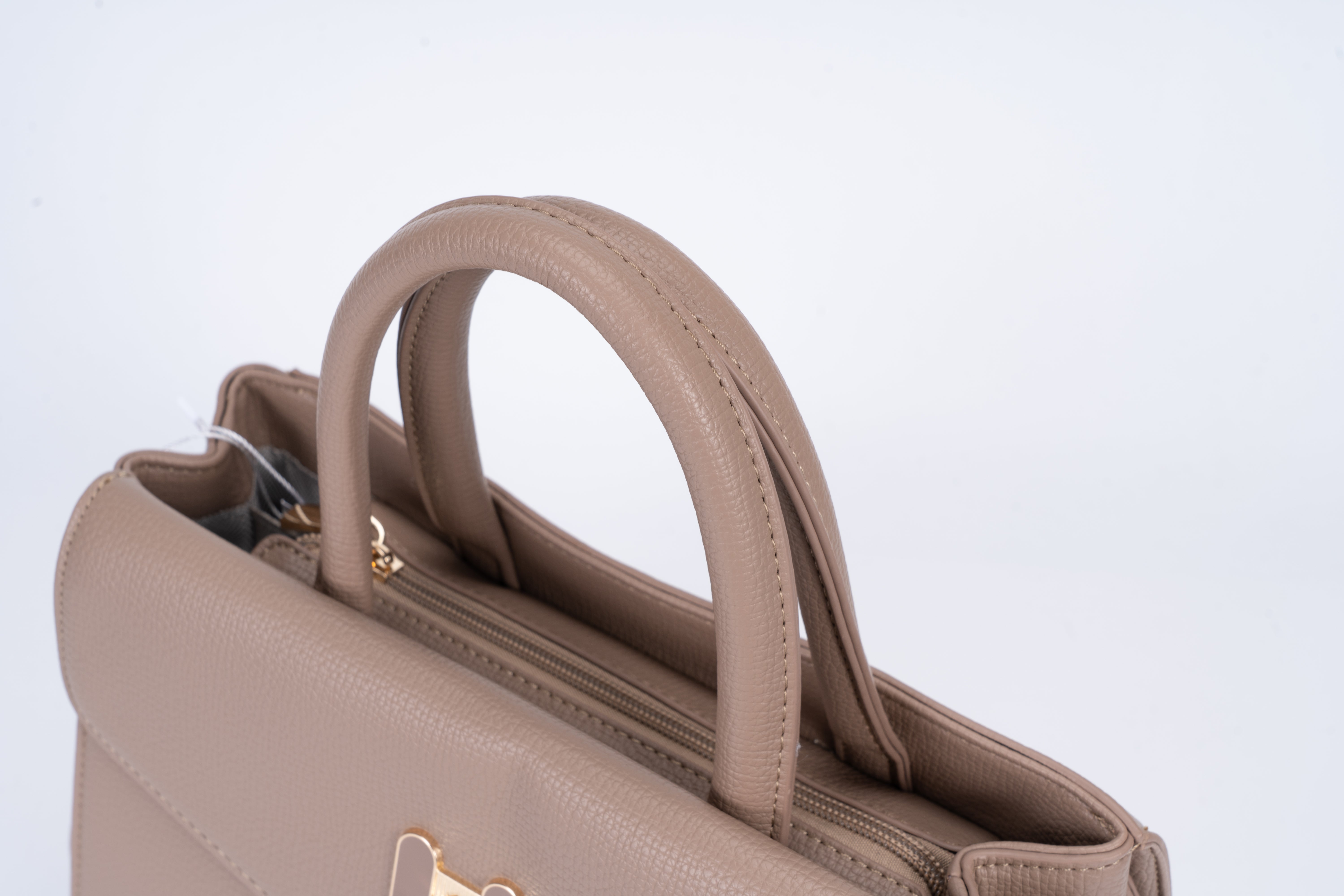 Set consisting of a medium-sized women's handbag with an extremely attractive and elegant design and a large Brown wallet